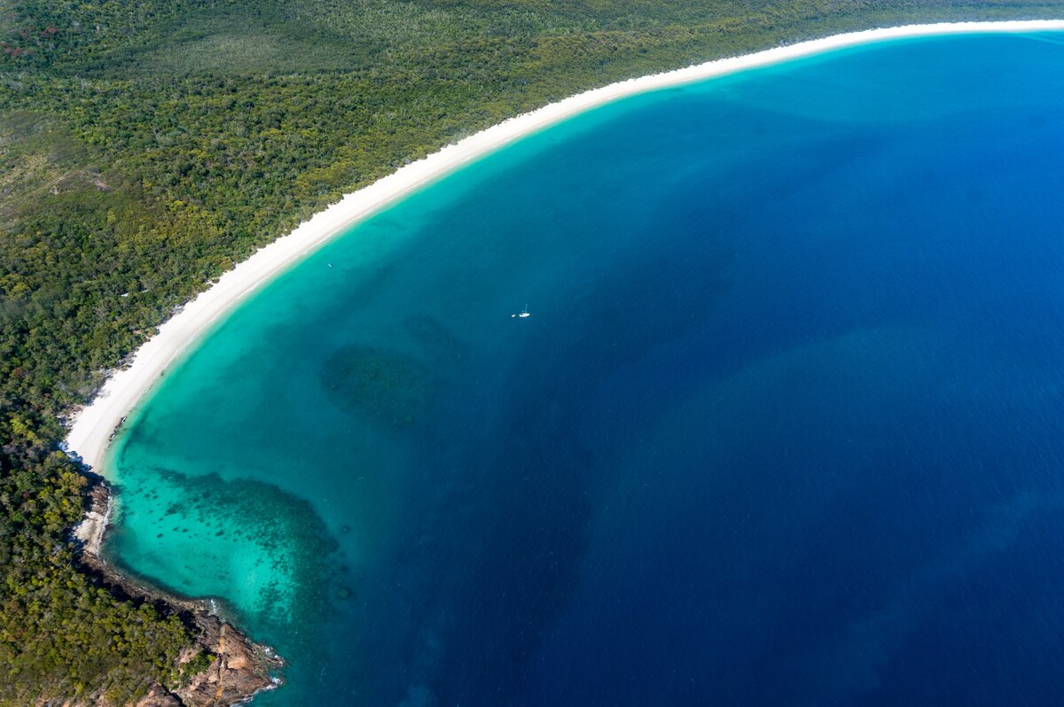 HELICOPTER FLIGHT OVER THE WHITSUNDAY ISLANDS