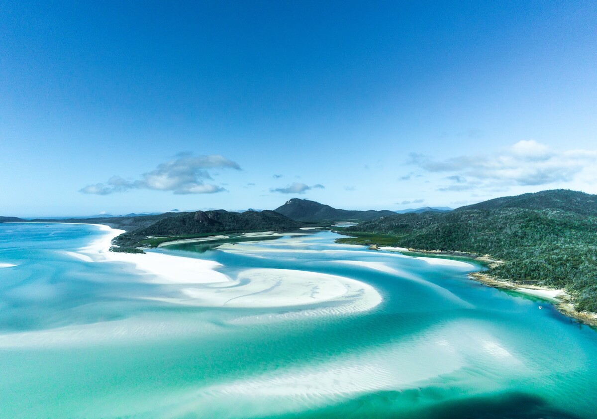 TAKE A SCENIC FLIGHT OVER THE WHITSUNDAY REEF